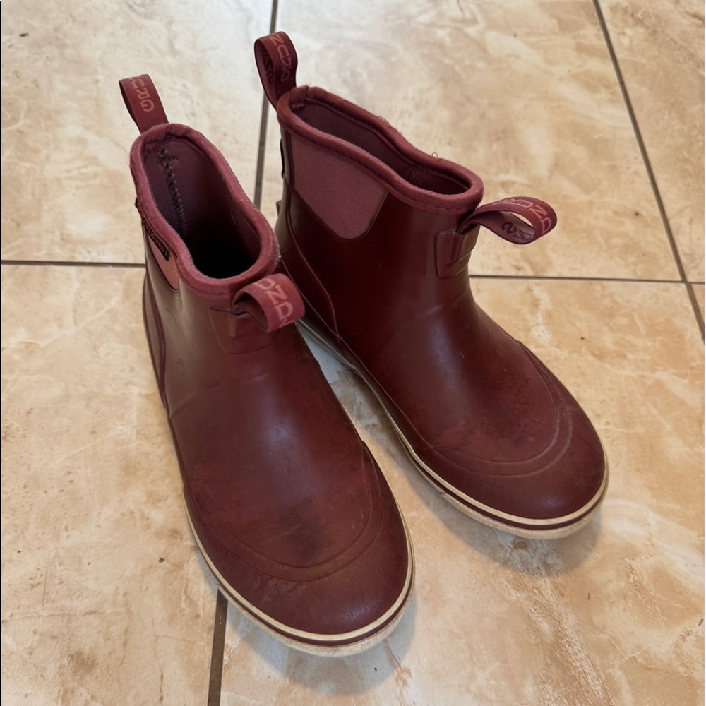 Grundens deck boots size 6 women’s red